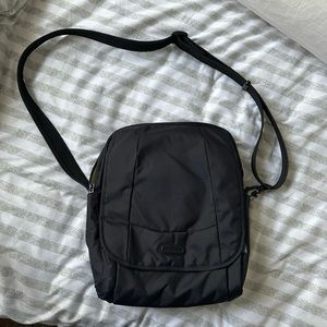 THEFT-PROOF pacsafe Metrosafe Messenger/Shoulder Bag